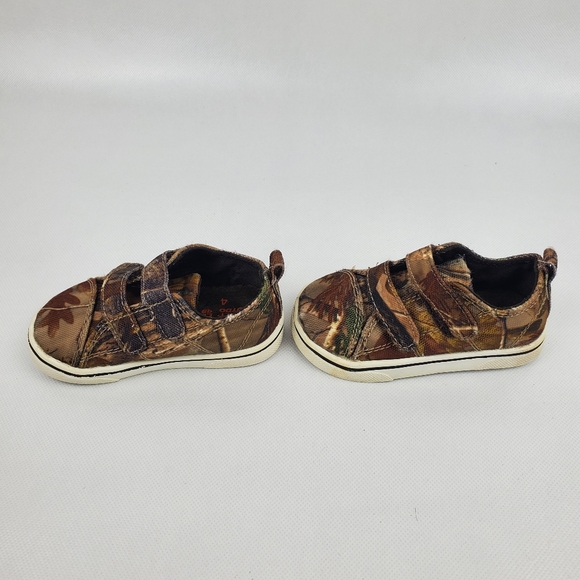 Realtree Camoflauge Toddler Shoes Size 4 - Picture 3 of 8